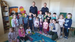 umundurowani policjanci z wizytą u przedszkolaków