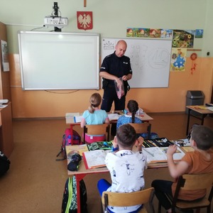 dzielnicowy podczas spotkania z uczniami w klasie