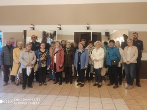 spotkanie z seniorami. zdjęcie grupowe