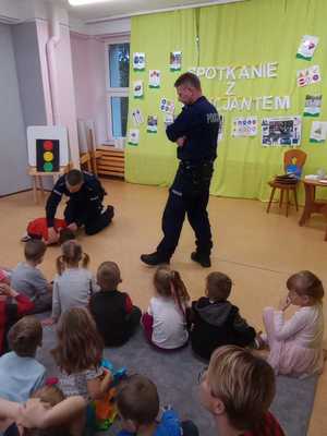 Policjanci przeprowadzający prelekcje.