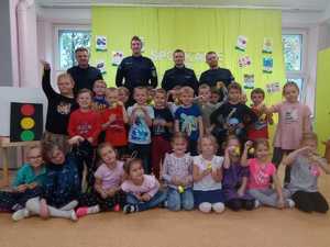 zdjęcie grupowe policjantów z przedszkolakami