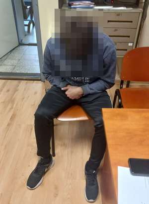 mężczyzna siedzi na krześle