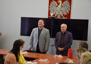 komendant powiatowy i jego zastępca w sali odpraw, przemówienie na spotkaniu z pracownikami cywilnymi