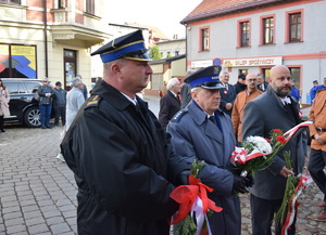 przedstawiciele służb mundurowych jako delegacja przed pomnikiem