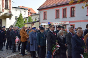 delegacje w trakcie składania wiązanek kwiatów