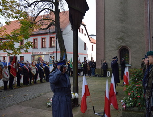 zastępca komendanta powiatowego w trakcie oddawania honoru pod pamiątkową tablicą