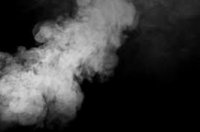 ciemne tło i unosząca się smuga dymu
