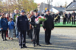 przedstawiciele służb mundurowych, w tym z lewej strony policjant w niebieskim mundurze