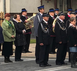 pośród osób i członków orkiestry stoi Komendant Komisariatu Policji w Kaletach w umundurowaniu galowym