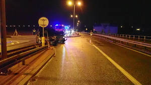 na zdjęciu skrzyżowanie, na którym stoją dwa rozbite samochody osobowe