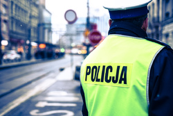 na zdjęciu policjant obserwujący drogę
