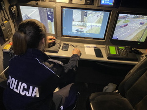 na zdjęciu policjantka przy monitorach