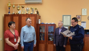 na zdjęciu komendanci w trakcie uroczystości wręczenia listów gratulacyjnych dla pracowników cywilnych