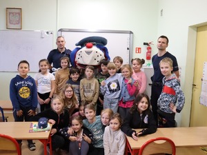 na zdjęciu grupa dzieci z policyjny sznupkiem i policjantami