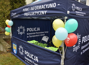 Na zdjęciu widoczny namiot profilaktyczny z gadżetami.
