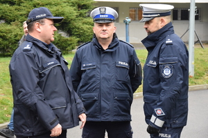 Na zdjęciu widoczni policjanci w mundurach.