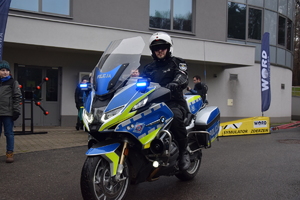 Na zdjęciu widoczny policjant ruchu drogowego na służbowym motocyklu