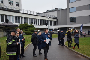 Na zdjęciu widoczny prowadzący wydarzenie wraz z policjantami i funkcjonariuszami innych służb.