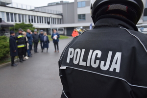 Na zdjęciu widoczne plecy policjanta ubranego w mundur