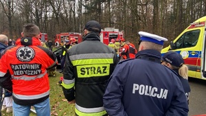 Na zdjęciu widoczny policjant, strażak oraz ratownik medyczny