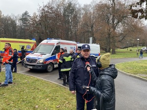 Na zdjęciu komendant udzielający wywiadu.