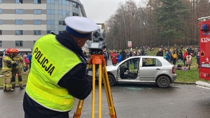 Na zdjęciu widoczny policjant podczas działań