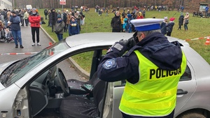 Na zdjęciu widoczny policjant w trakcie działań