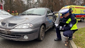 Na zdjęciu widoczny policjant w trakcie działań