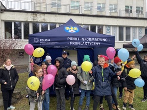 Na zdjęciu widoczny namiot profilaktyczny z gadżetami oraz dzieci