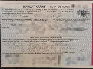 Na zdjęciu widoczny mandat karny.