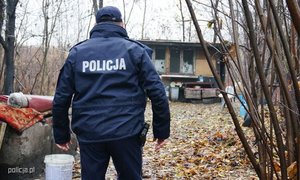 na zdjęciu policjant w trakcie kontroli miejsca przebywania bezdomnych