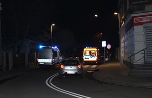 na zdjęciu samochód biorący udział w zdarzeniu, dalej widać radiowóz i karetkę