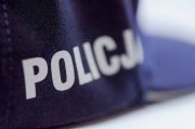 Na zdjęciu policyjna czapka z napisem policja.