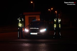 Na zdjęciu policjanci w kamizelkach odblaskowych