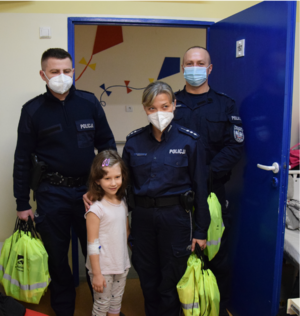 Na zdjęciu policjanci z dzieckiem