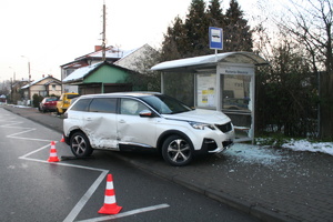 na zdjęciu pojazd z uszkodzonym przodem, stojący przy uszkodzonej wiacie przystankowej