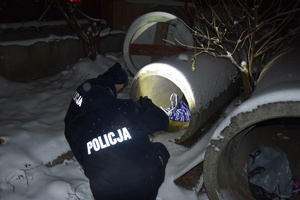 na zdjęciu policjanci sprawdzają miejsca przebywania osób bezdomnych