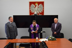 na zdjęciu komendanci i kapelan w sali narad