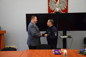 na zdjęciu komendant i kapelan w trakcie składania sobie życzeń świątecznych