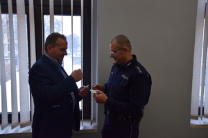na zdjęciu policjanci dzielą się opłatkiem