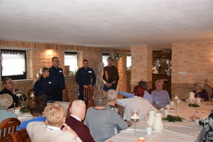 na zdjęciu policjanci w trakcie debaty z seniorami