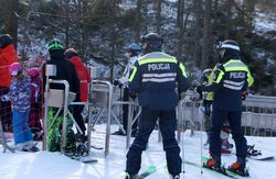 na zdjęciu policjanci na stoku narciarskim