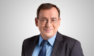 na zdjęciu minister spraw wewnętrznych i administracji
