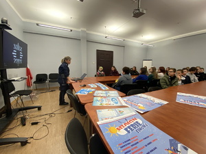 na zdjęciu policjantka w trakcie spotkania z uczniami w sali odpraw