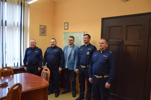 na zdjęciu policjanci w pomieszczeniu komendy