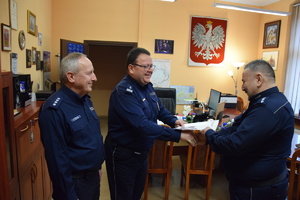 na zdjęciu komendanci dziękuje za służbę komendantowi komisariatu