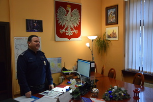 na zdjęciu komendant w trakcie przemówienia