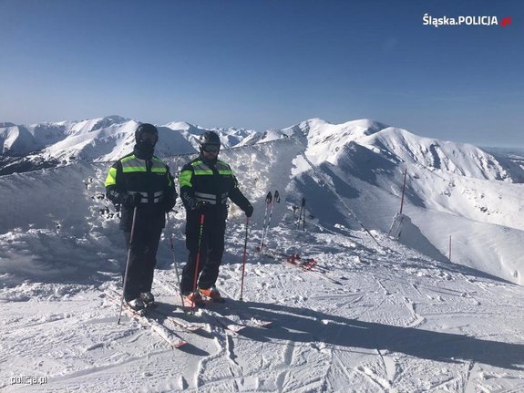 na zdjęciu policjanci na nartach