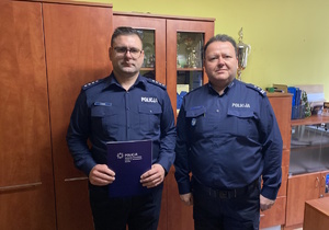 na zdjęciu komendant powiatowy policji w tarnowskich górach a obok niego nowy komendant komisariatu policji w zbrosławicach