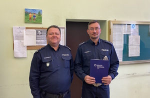 na zdjęciu komendant powiatowy policji w tarnowskich górach, a obok niego nowy naczelnik wydziału ruchu drogowego w tarnowskich górach